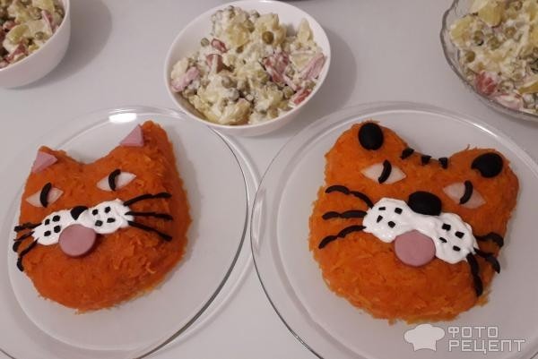 Рецепт: Салат "Тигренок" - Оформление салата для детского праздника - салаты "Тигренок" и "Котенок". С маслинами и сосисками.