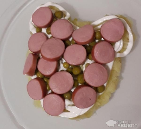 Рецепт: Салат "Тигренок" - Оформление салата для детского праздника - салаты "Тигренок" и "Котенок". С маслинами и сосисками.