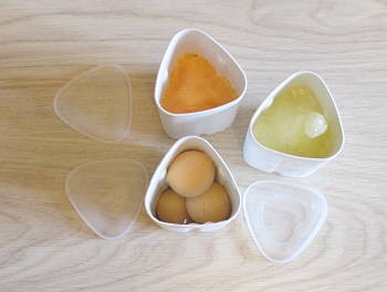 Можно замораживать белки. Яйцо в морозилке. Замороженные яйца. Замороженное куриное яйцо. Заморозка яиц в морозилке без скорлупы.