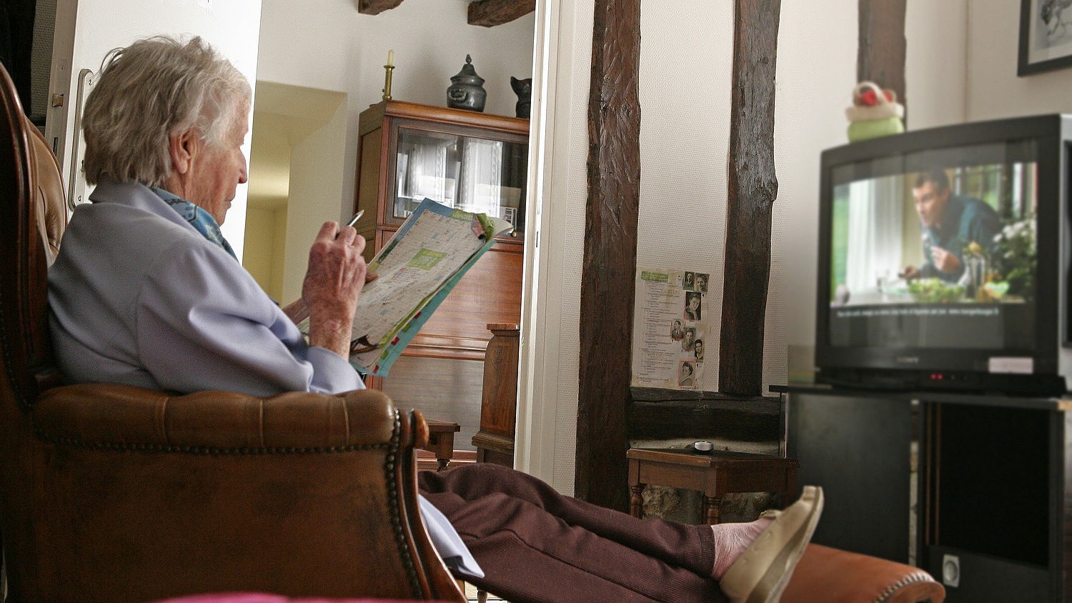 Пенсионеры по старому. Бабушка у телевизора. Старики у телевизора. Пенсионеры перед телевизором. Бабушка перед телевизором.