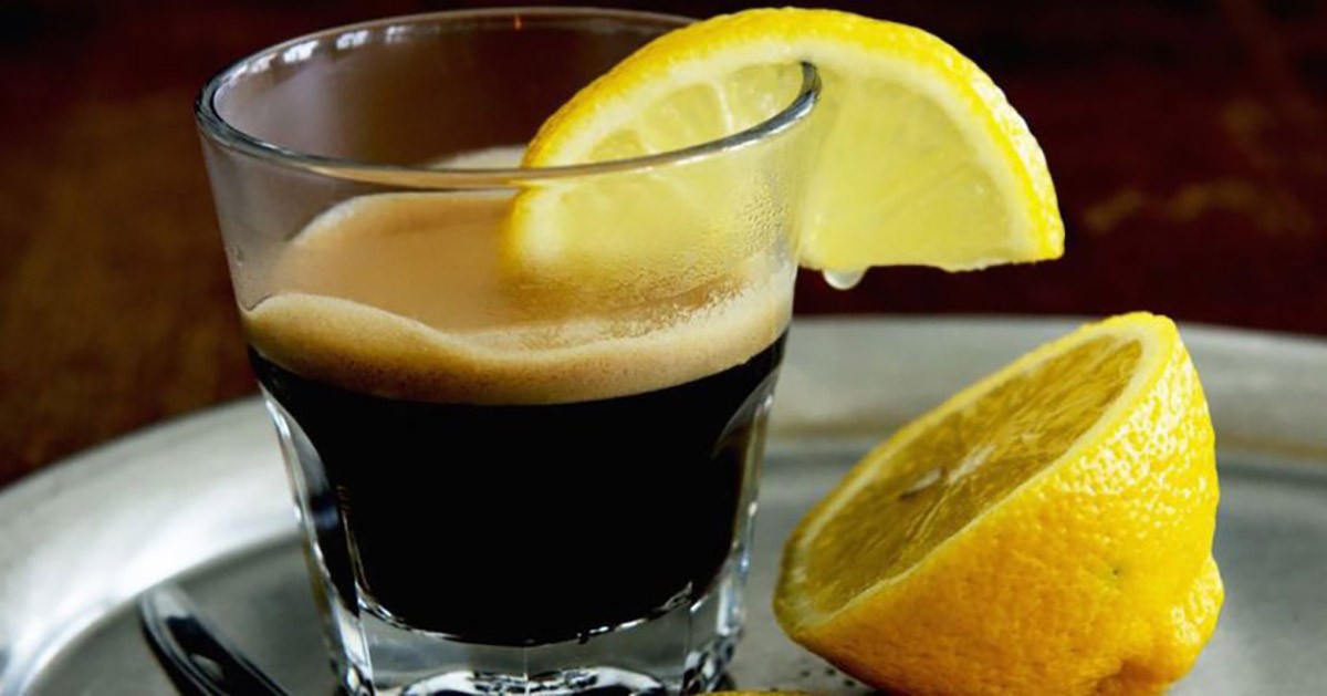 Если пить кофе с лимоном что будет. Кофе с лимоном. Эспрессо с лимоном. Черный кофе с лимоном. Американо с лимоном.