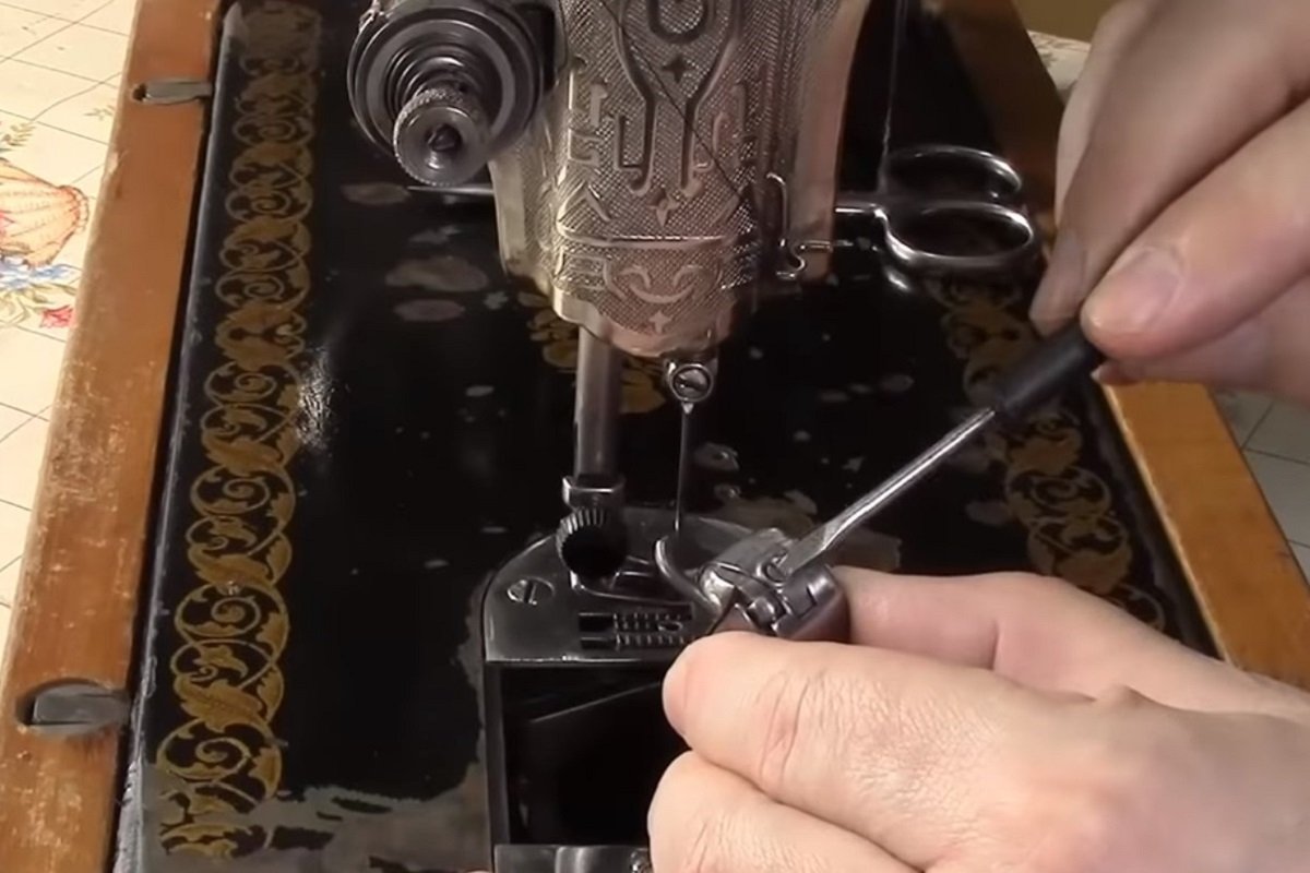 Настроить старую ручную швейную машинку. Швейная машинка Зингер верхний натяжитель. Швейная машинка Зингер регулировка натяжения нити. Регулировочный винт швейной машинки. Швейная машинка Старая ручная.