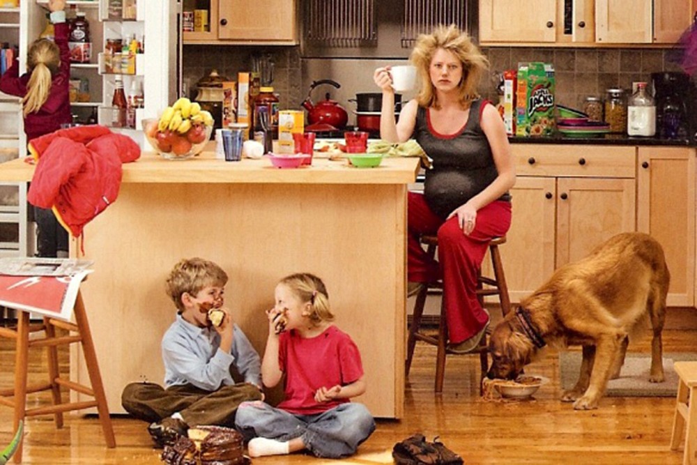 Мама посидим на кухне. Уставшая женщина с детьми. Бардак и домохозяйка. Женщина с ребенком на кухне. Женщина и много детей.