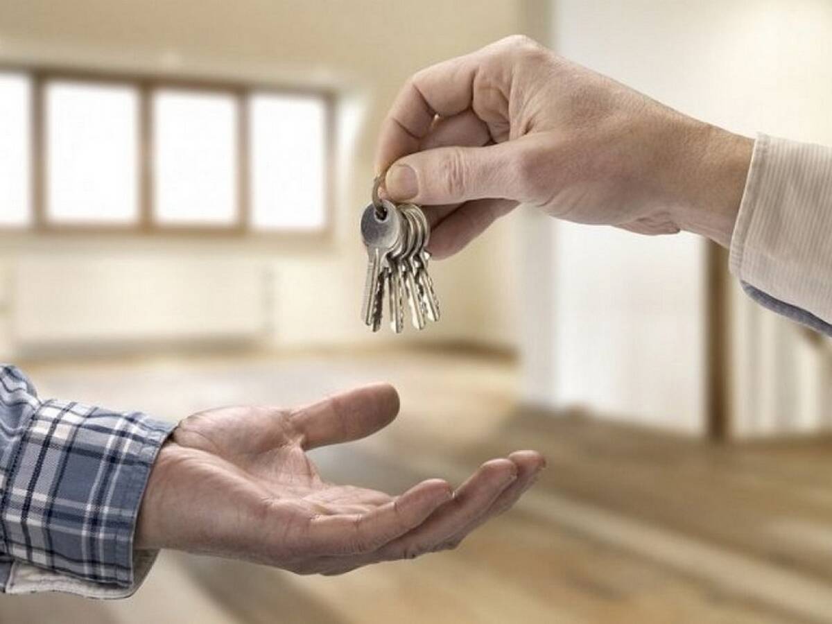 Где сдать квартиру в аренду. Ключи от квартиры. Ключ в руке. Арендатор квартиры. Новая квартира.